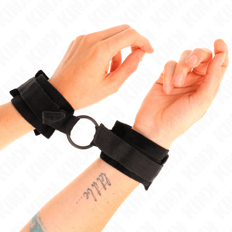 KINK - BEGINNER FUR HAND CUFFS 25 CM WITH O - RING 4 CM BLACK ADJUSTABLE 15 - 25 CM - Kink&Play