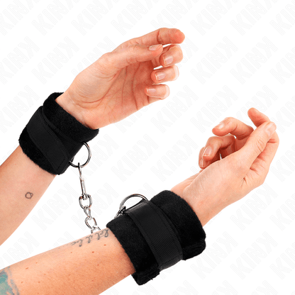 KINK - BEGINNER FUR HAND CUFFS BLACK 30 X 7 CM - Kink&Play