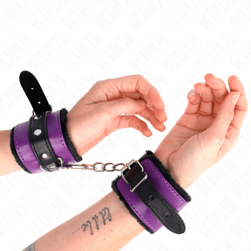 KINK - PREMIUM FUR LINED WRIST RESTRAINTS BLACK WITH PURPLE / BLACK BELT ADJUSTABLE 17 - 29 CM X 6 CM - Kink&Play